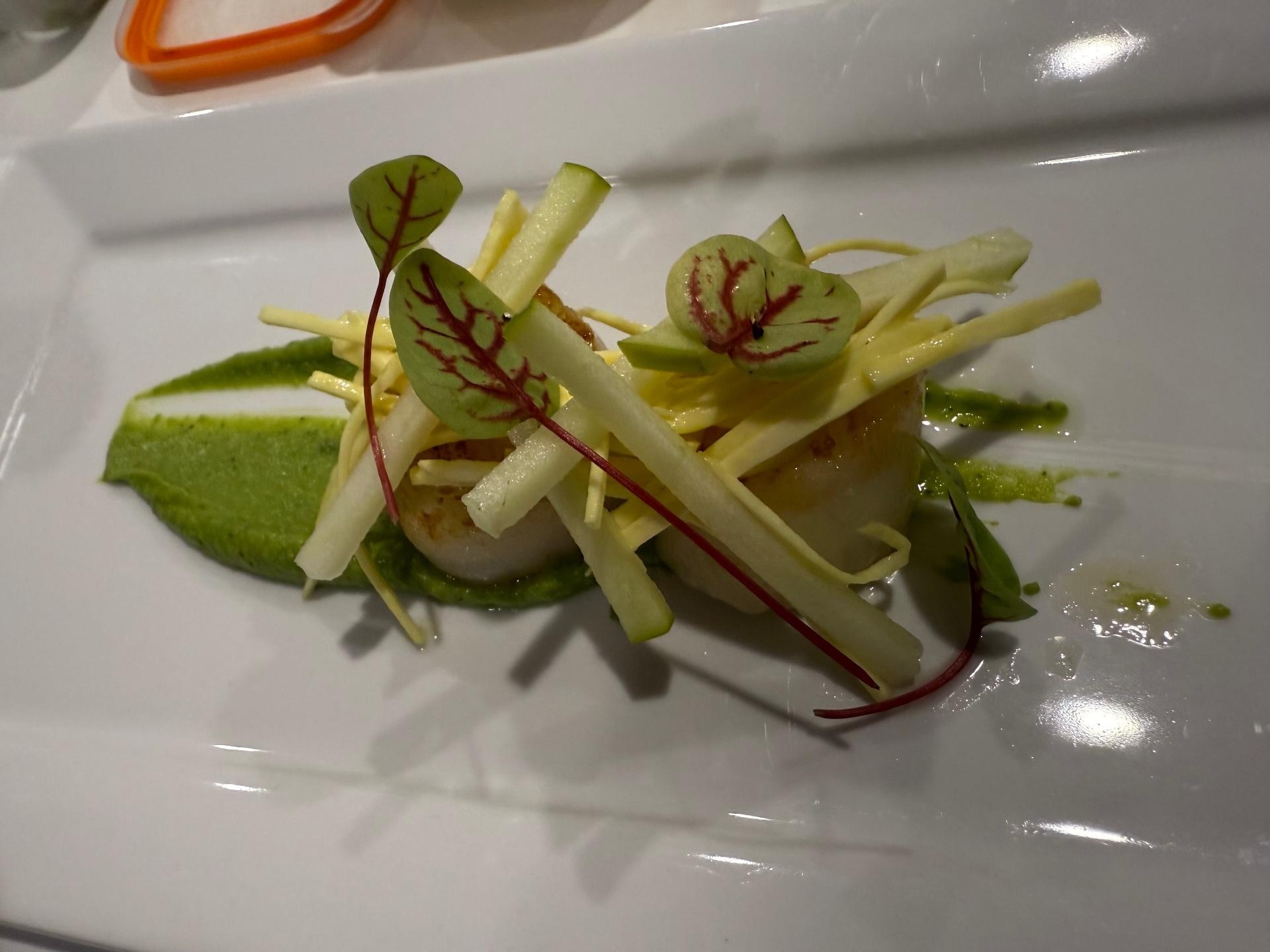 Seared scallops, pea purée, green apple